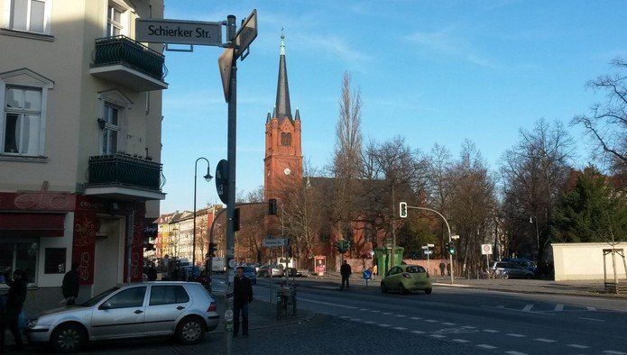Karl-Marx-Straße Neukölln mit Blick auf die Magdalenenkirche