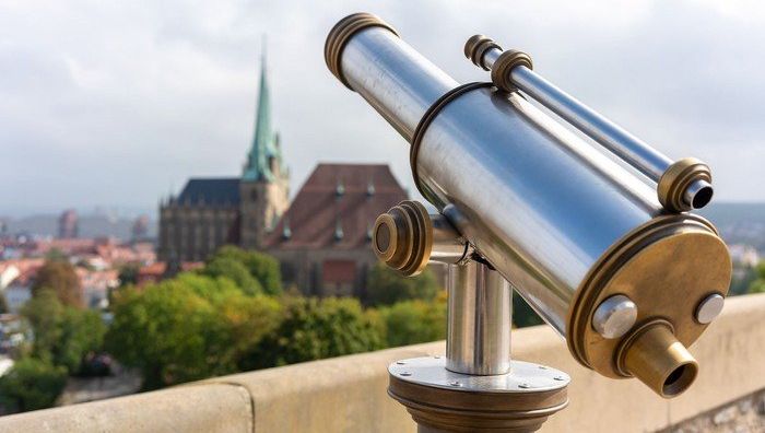 Foto mit Fernrohr und Blick auf eine Kirche