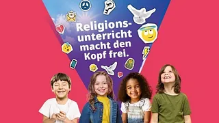 Vier lachende Kinder vor Plakat mit Schriftzug ‚Religionsunterricht macht den Kopf frei‘