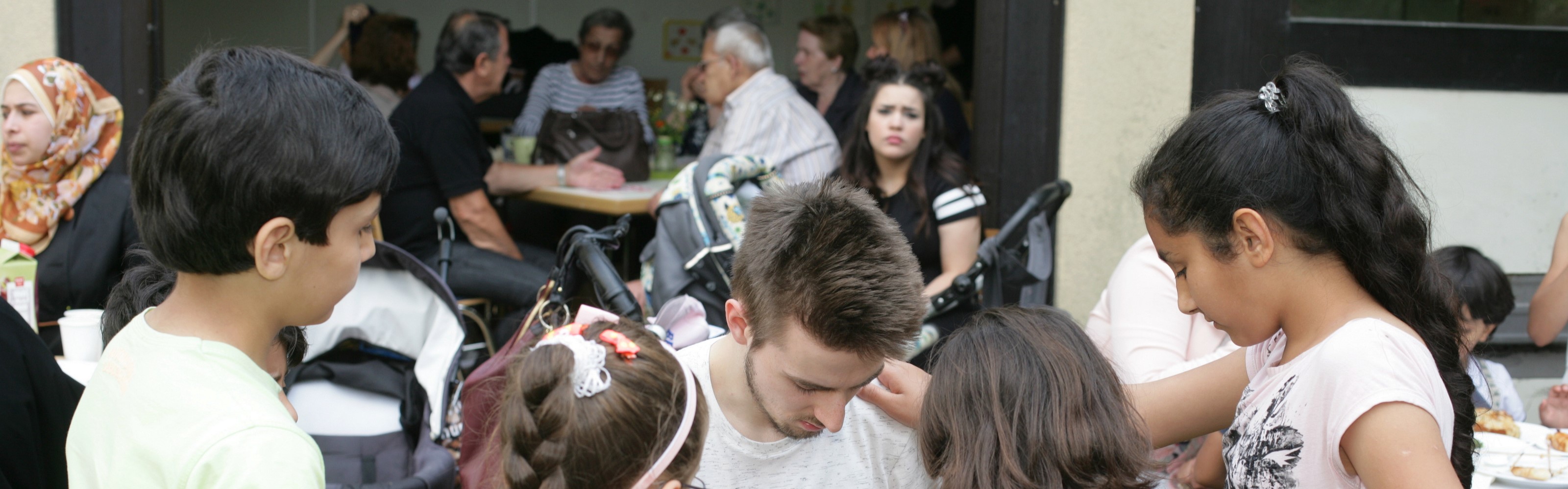 Geflüchtete warten und sprechen miteinander