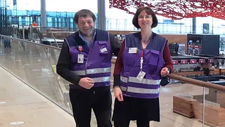 Zwei Flughafen-Seelsorgende im Flughafen