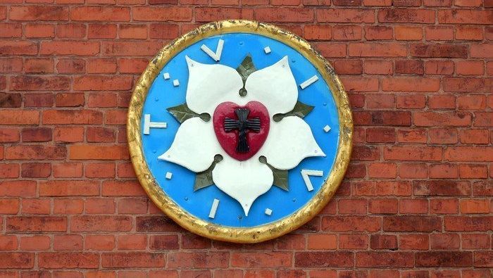 Lutherrose auf Ziegelsteinwand