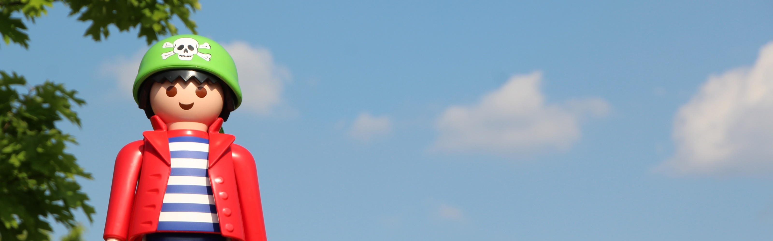 Playmobil-Figur mit Totenkopf-Helm