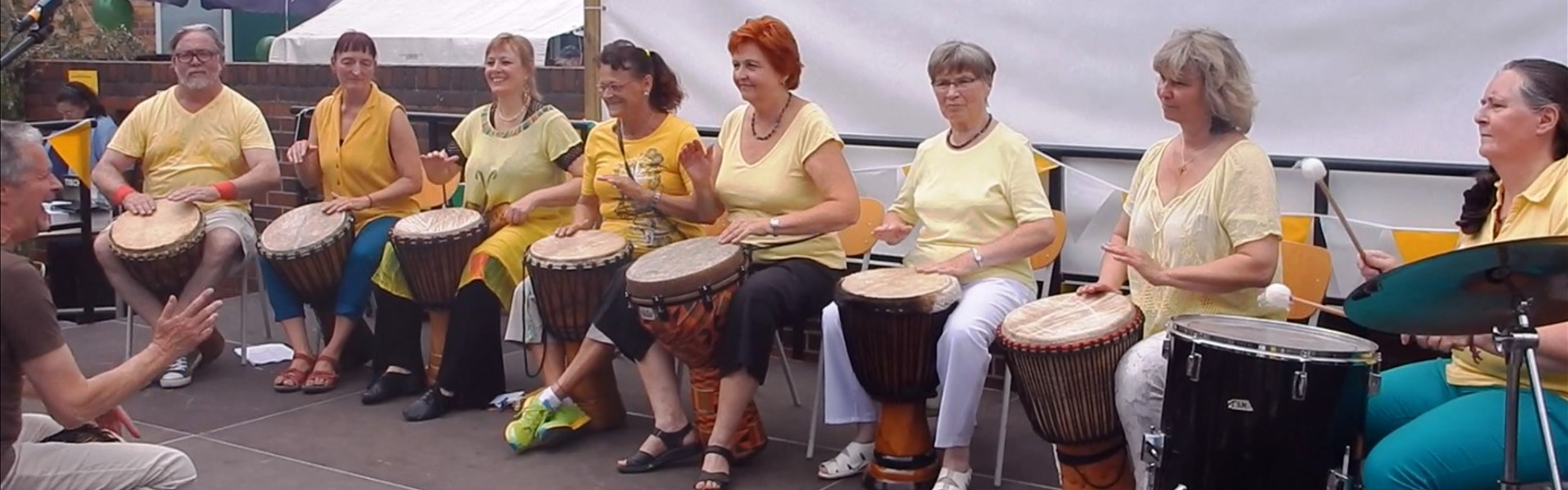 Die Trommelgruppe der Hephatha-Kirchengemeinde in Aktion