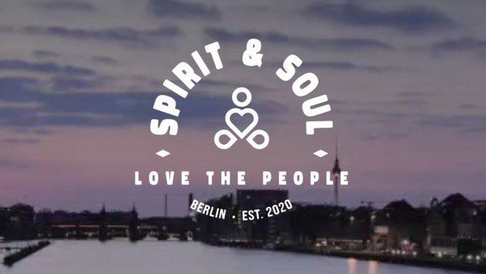 Logo von Spirit&Soul mit Text "Spirit & Soul, Love the People, Berlin, est. 2020", im Hintergrund Berlin-Panorama