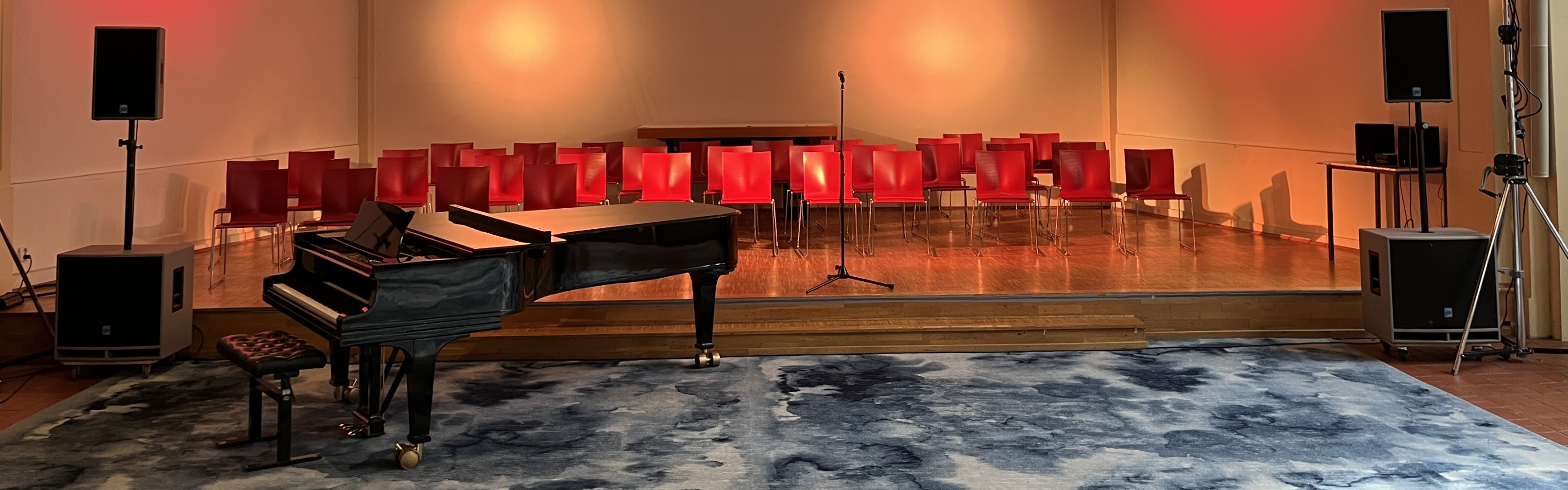 Blick von der Empore auf den Altarraum in der Nikodemuskirche