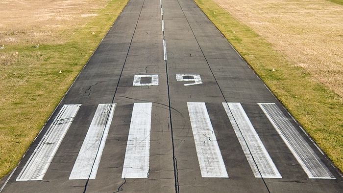 Ausschnitt aus Startbahn auf Flughafen