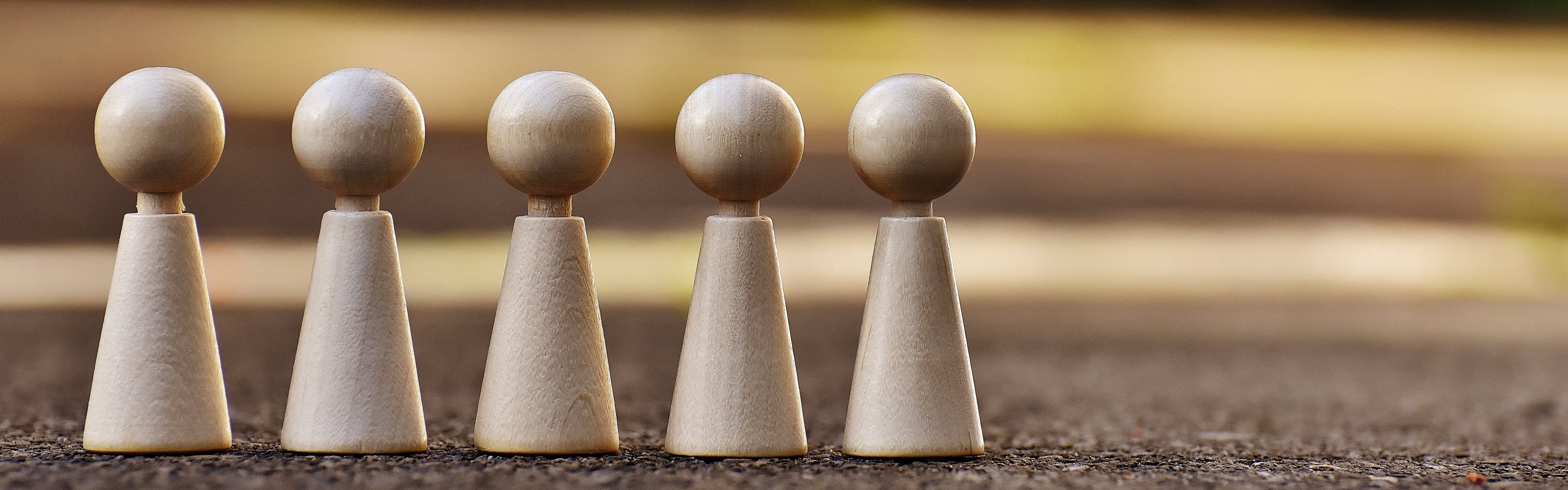 Spielfiguren aus hellem Holz
