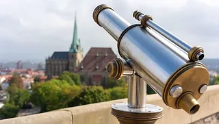 Foto mit Fernrohr und Blick auf eine Kirche