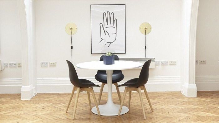 Runder Tisch mit 3 Stühlen