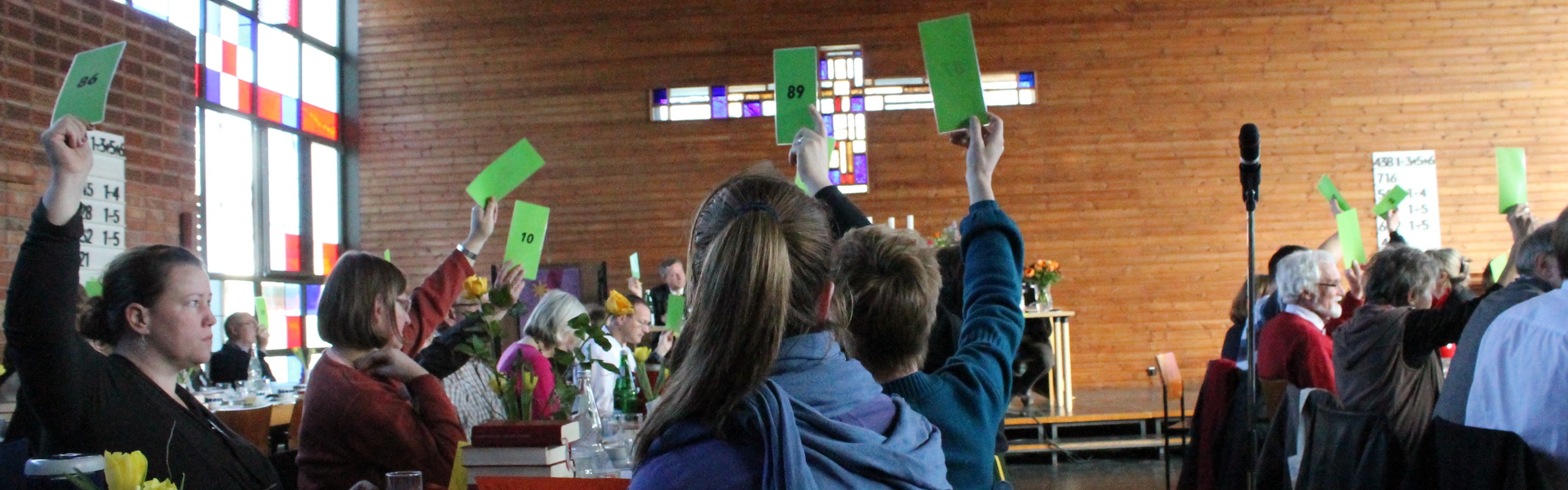 Sitzung der Kreissynode während einer Abstimmung