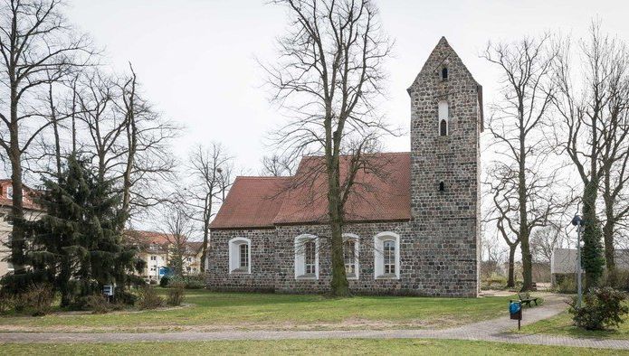 Dorfkirche Waltersdorf von außen