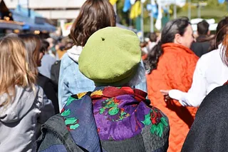 Mehrere Frauen von hinten zu sehen