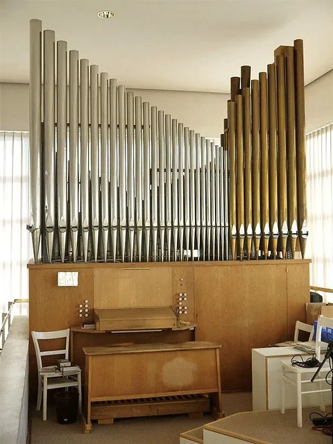 Et stort, moderne kirkeorgel med metalpiber.