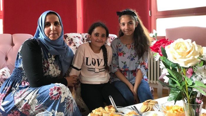 Syrische Mutter mit ihren zwei Kindern