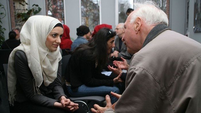 Muslimin und deutscher Senior im Gespräch
