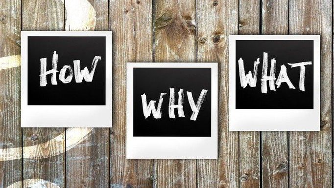 Grafik mit 3 Text-Tafeln auf Bretterwand: How - Why - What