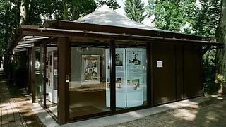 Pavillon der Gedenkstätte auf dem Friedhof Hermannstraße