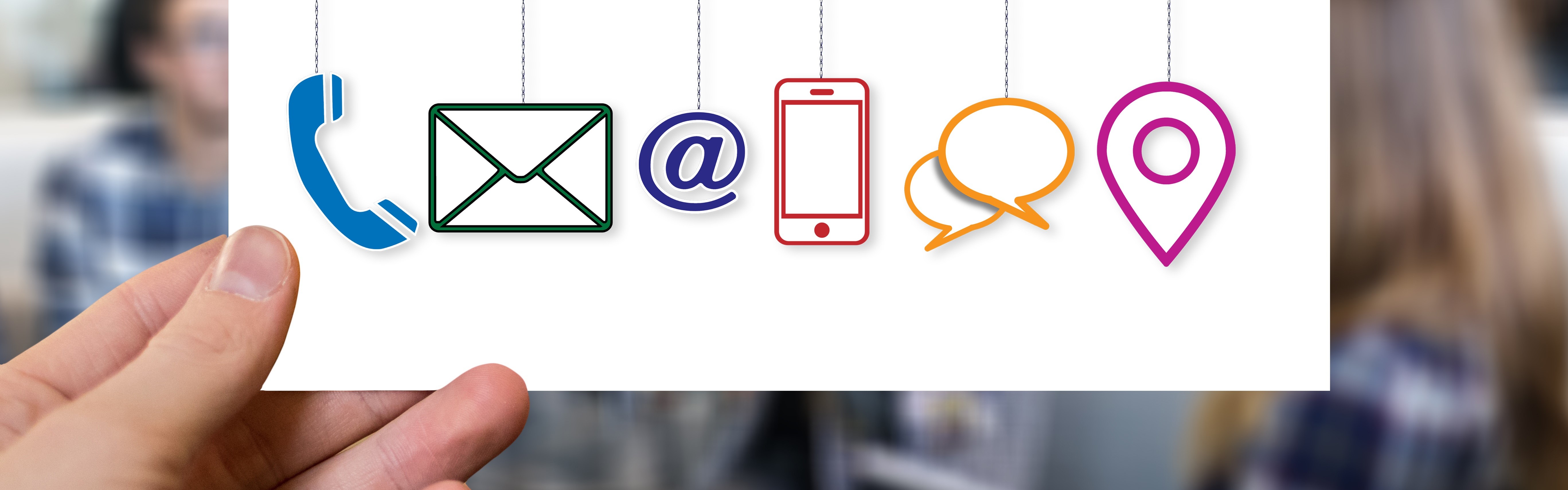 Symbolbild mit Logos zu verschiedenen Kontaktmöglichkeiten: Telefon, Brief, Mail, Smartphone, Chat, Adresse