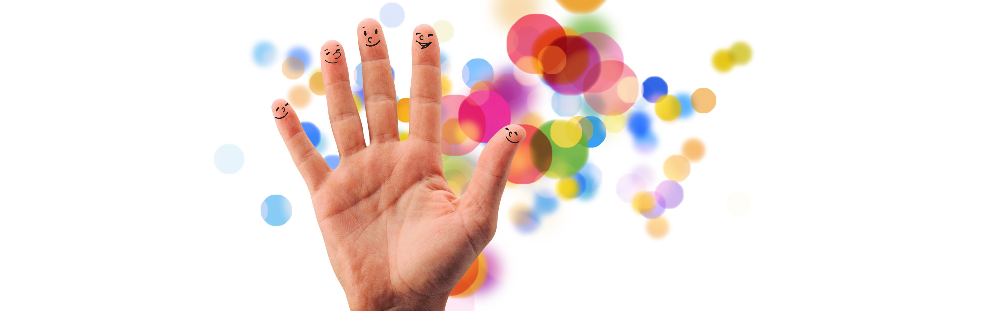 Hand mit gemalten Gesichtern auf den Fingerkuppen 