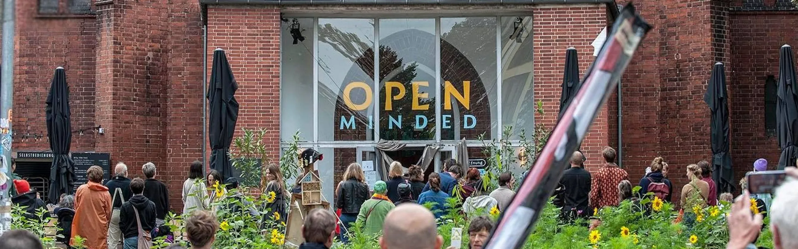 Viele Menschen vor der Genezarethkirche
