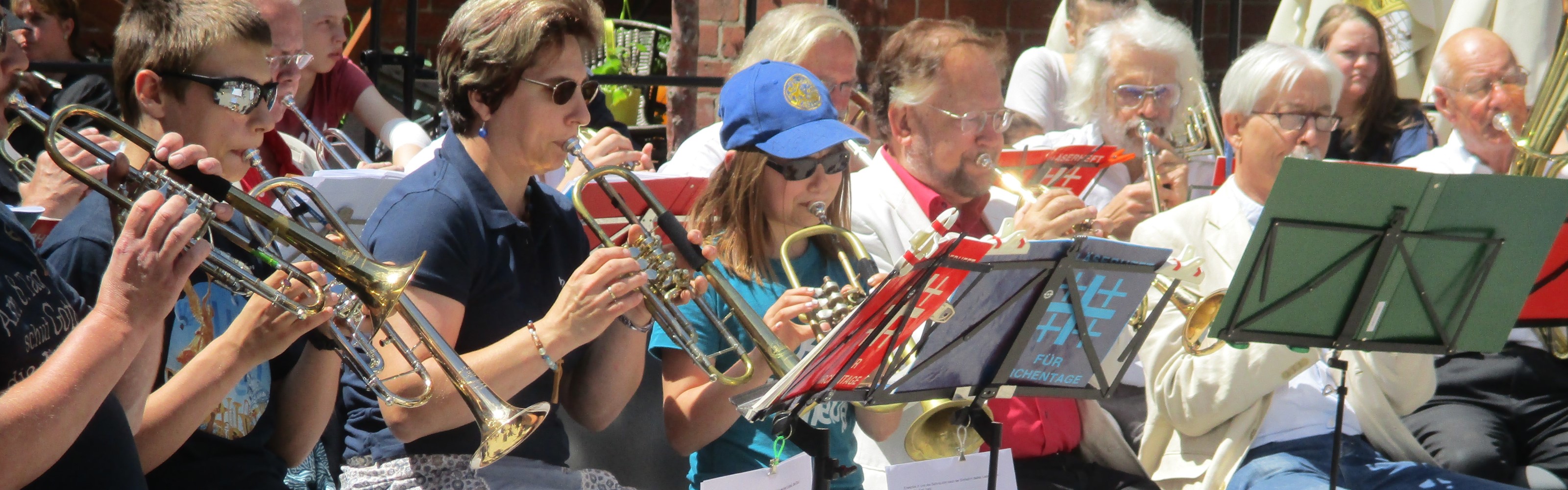 Bläserinnen und Bläser aller Generationen spielen gemeinsam