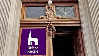 Collage mit Foto einer offenen Kirchentür und Logo "Offene Kirche"