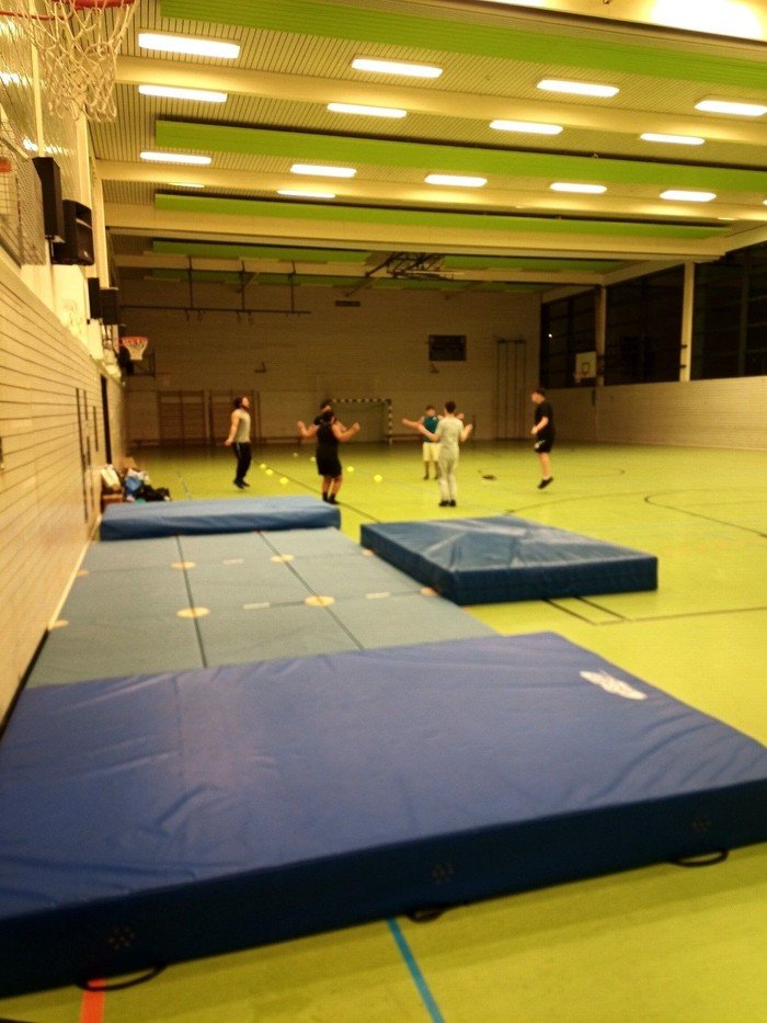 Sportgruppe in Turnhalle