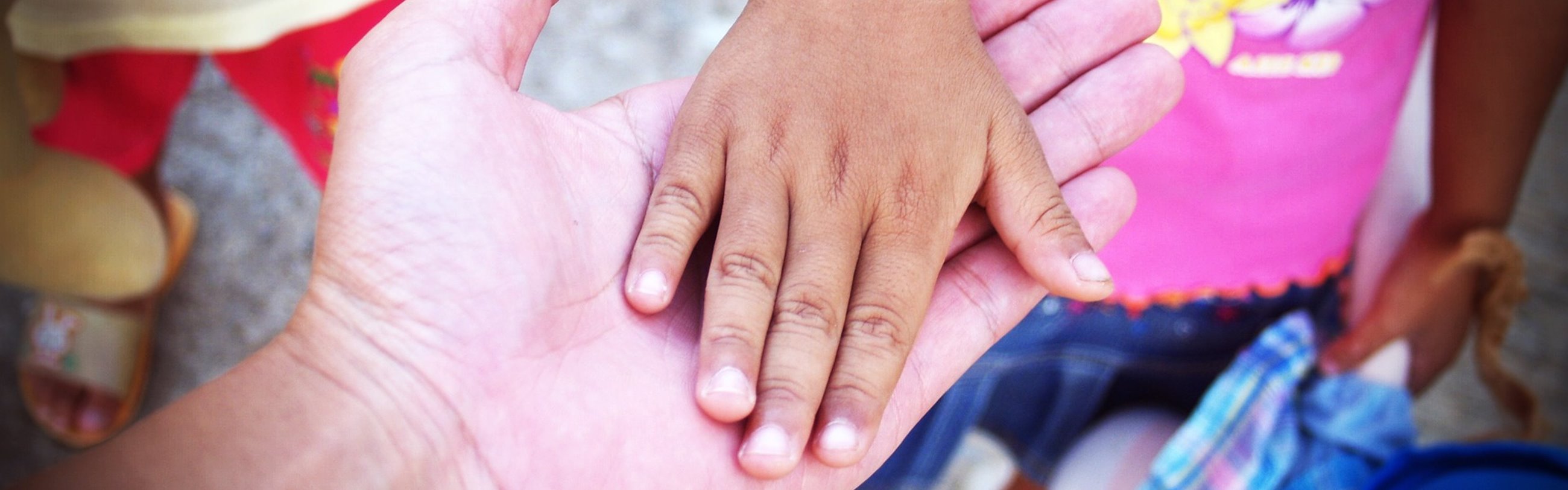 Kinderhand auf einer Erwachsenen-Hand
