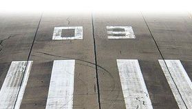 Ausschnitt aus Startbahn auf Flughafen