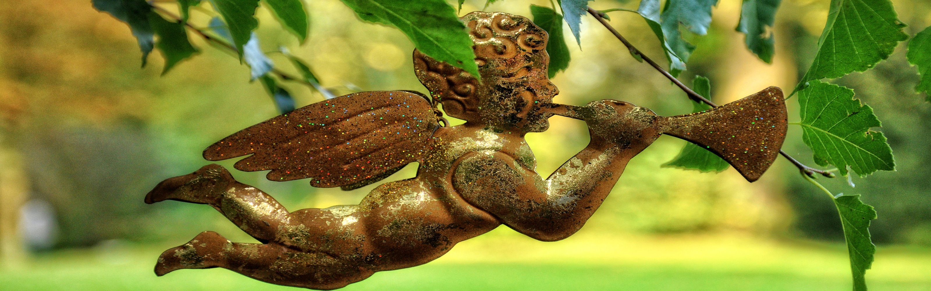 Goldener Engel mit Schalmei