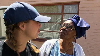 Ma Rosé aus Soweto spricht mit einer jungen Frau