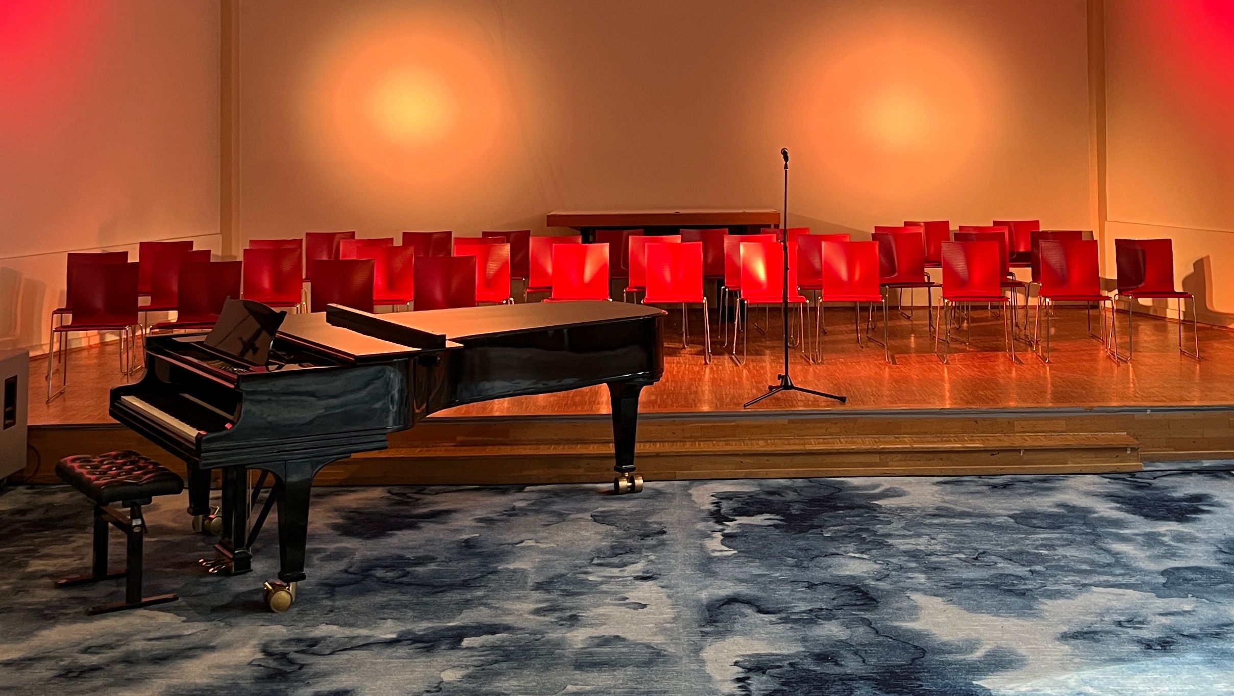 Blick von der Empore auf den Altarraum in der Nikodemuskirche