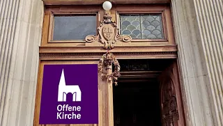 Collage mit Foto einer offenen Kirchentür und Logo "Offene Kirche"