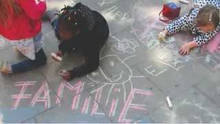 Kreidemalerei auf der Straße mit Text "Familie"